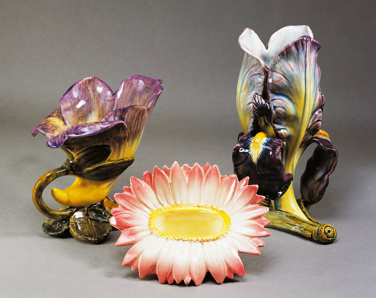 Convolvulus-formet vase, tusindfryd-formet cachepot og iris-formet vase, ca 1900, af Delphin Massier (1836-1907), jugendstil, barbotin keramik, lavet i Vallauris. Frankrig, det 20. århundrede. af Delphin Massier