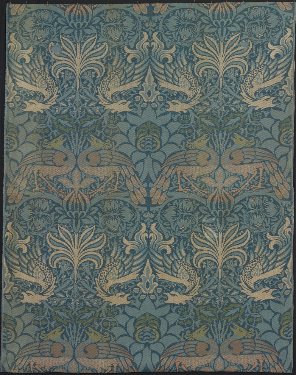 Panel med berettiget påfugl og drage af Designed by William Morris