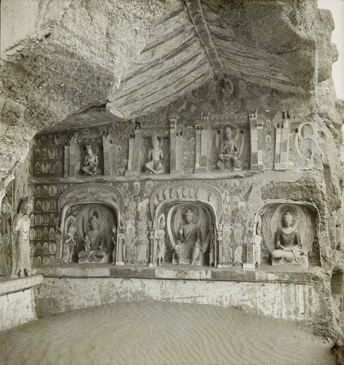 Statuer af Buddhaer og bodhisattvaer, hule 259, nordvæg, Dunhuang-huler, Kina, foto 1275/1 (114) af Desmond Parsons