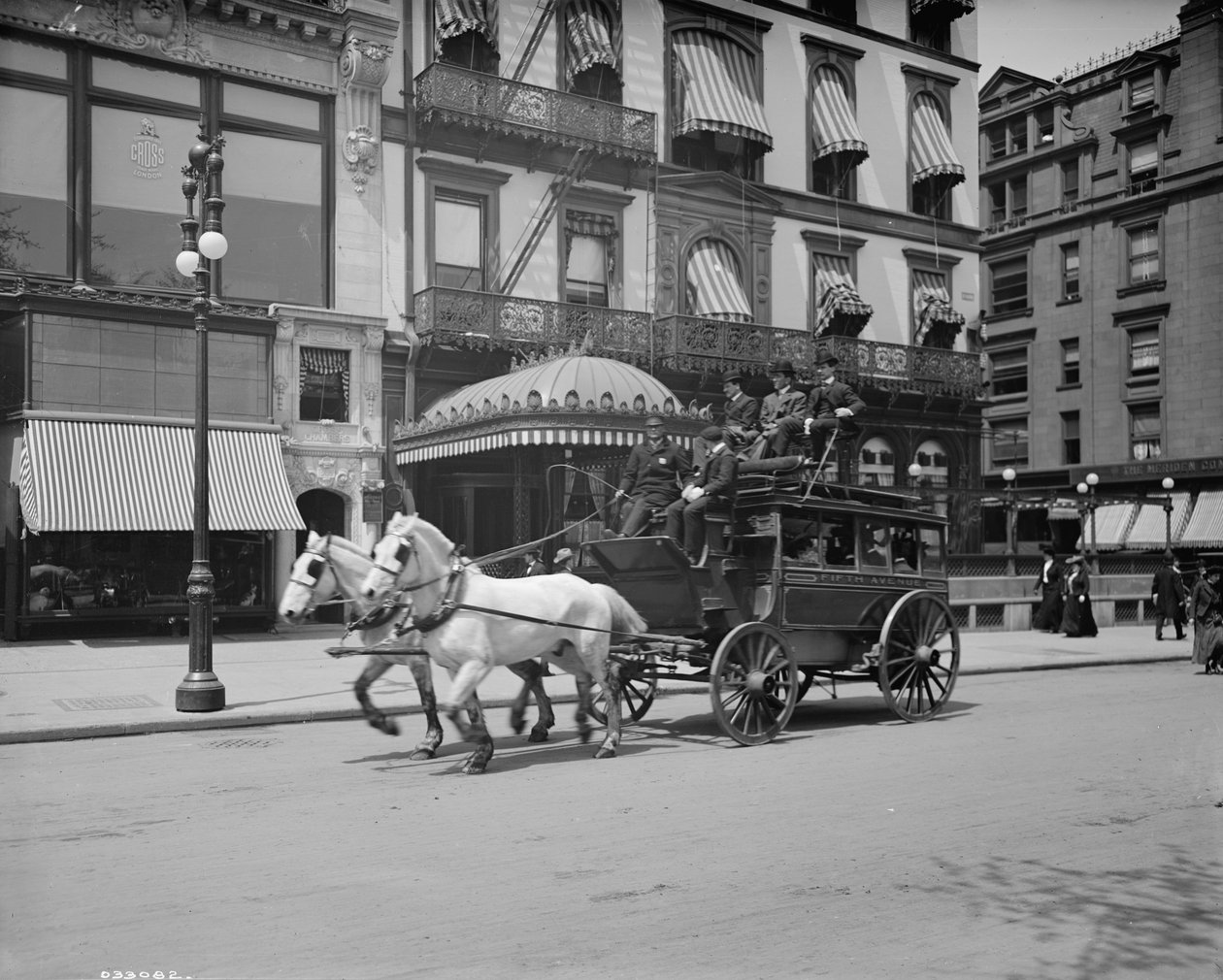 A 5th Ave stage, New York, N.Y., ca. 1900-10 af Detroit Publishing Co.