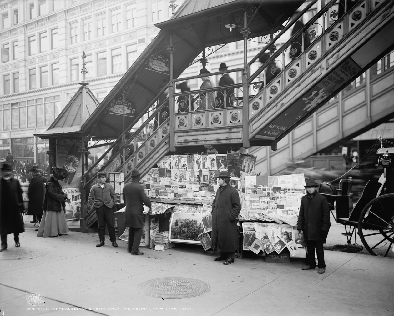 En karakteristisk fortovskiosk, New York City, ca. 1903 af Detroit Publishing Co.