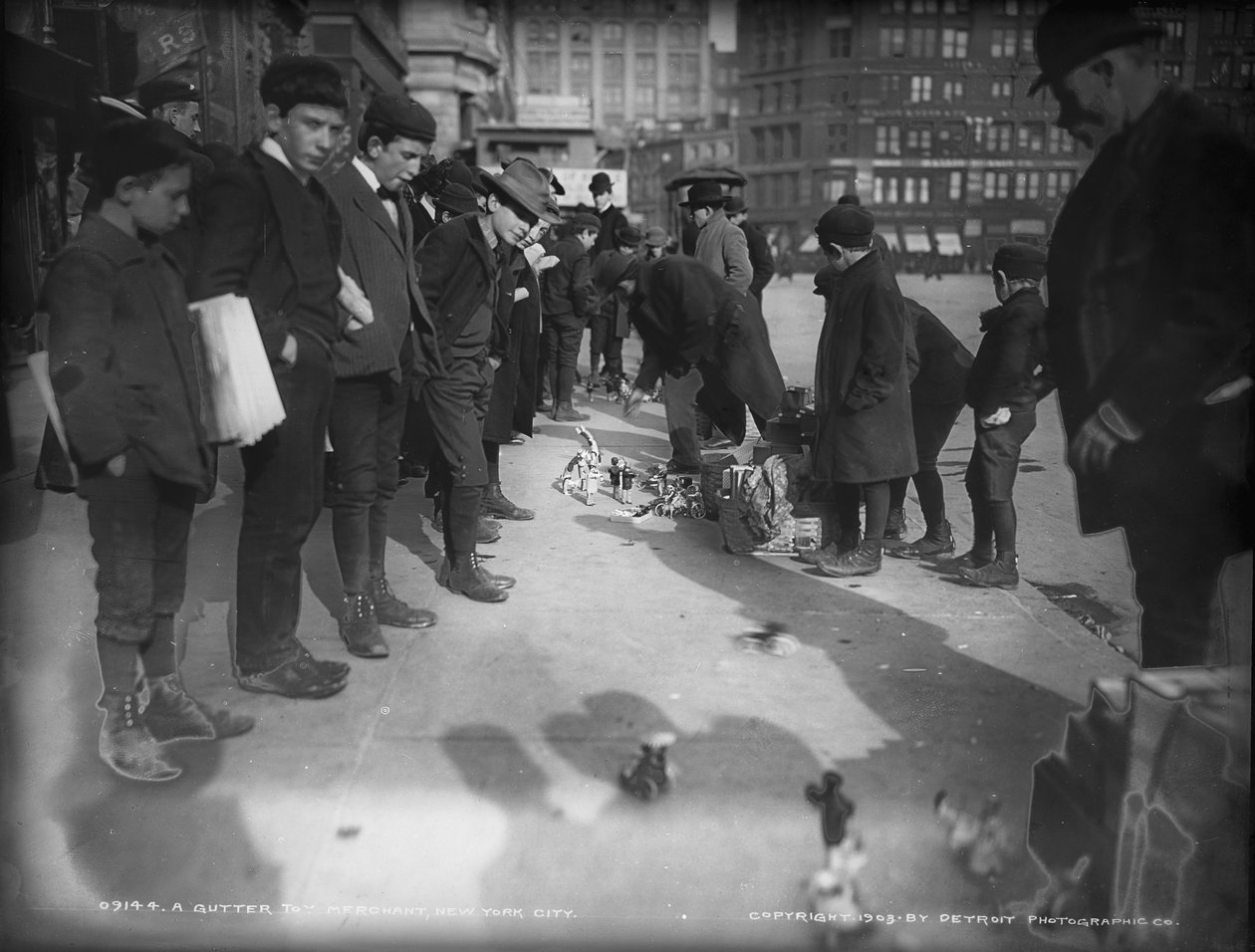 En legetøjsforhandler i en rendestensgade, New York City, 1903 af Detroit Publishing Co.