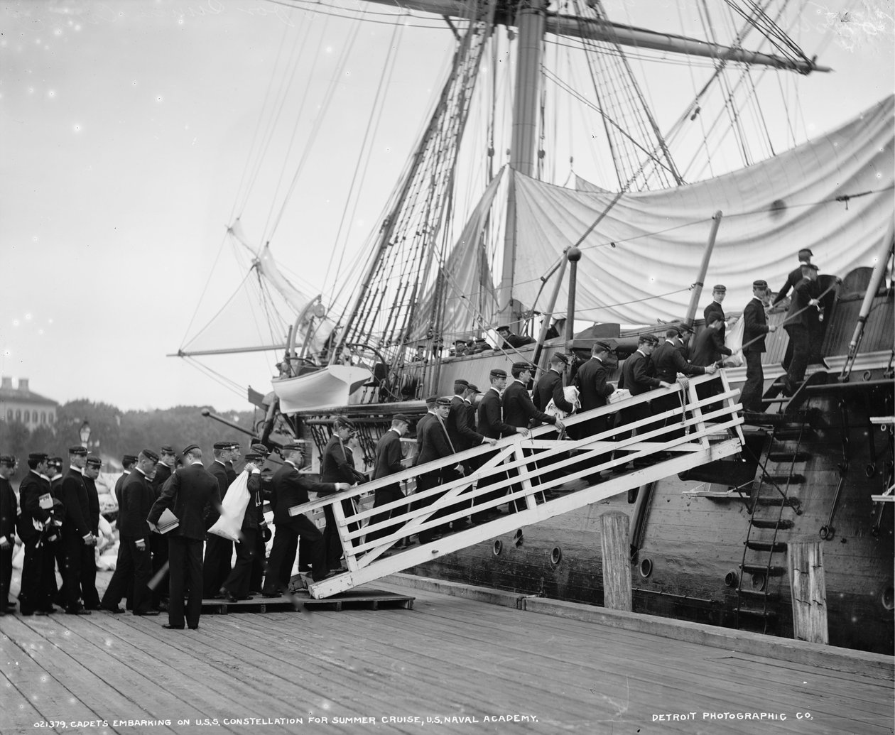 Kadetter, der begiver sig ud i U.S.S. Konstellation til sommerkrydstogt, U.S. Naval Academy, Annapolis, Maryland, ca. 1890-1901 af Detroit Publishing Co.