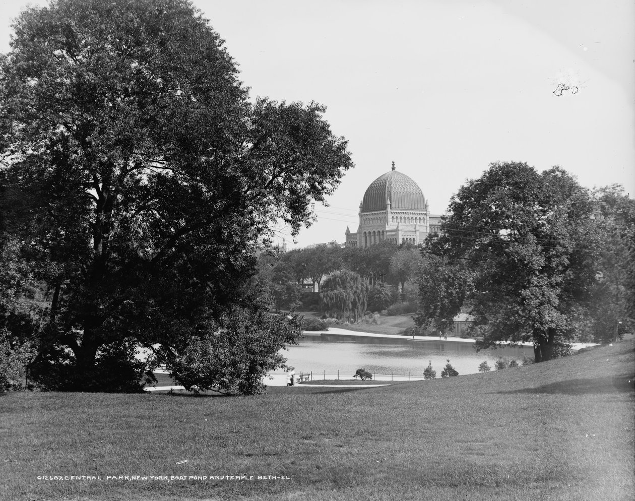 Central Park, New York, båddam og Temple Beth-El, ca. 1900 af Detroit Publishing Co.