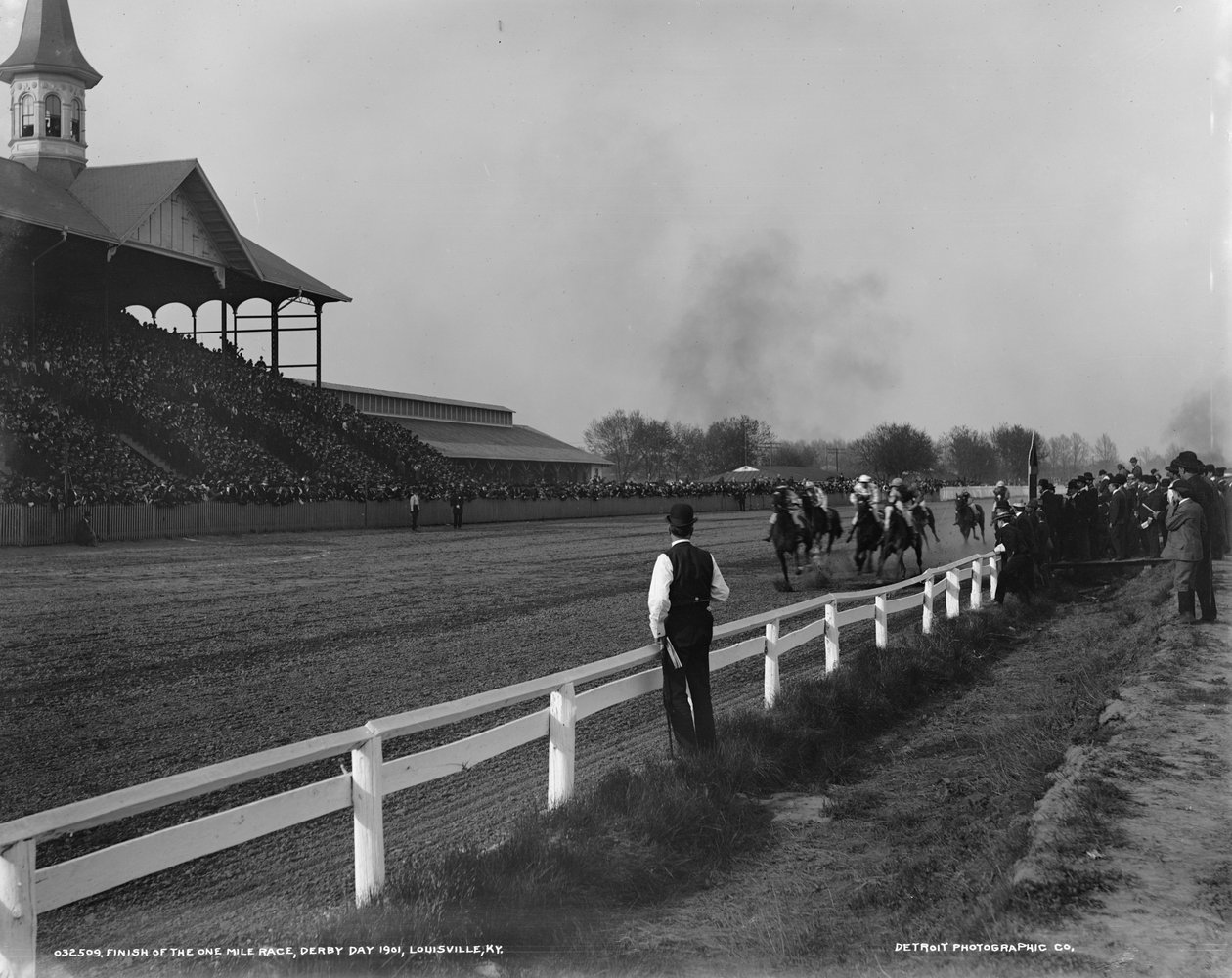 Afslutning på one mile-løbet, Derby Day 1901, Louisville, Kentucky, 1901 af Detroit Publishing Co.