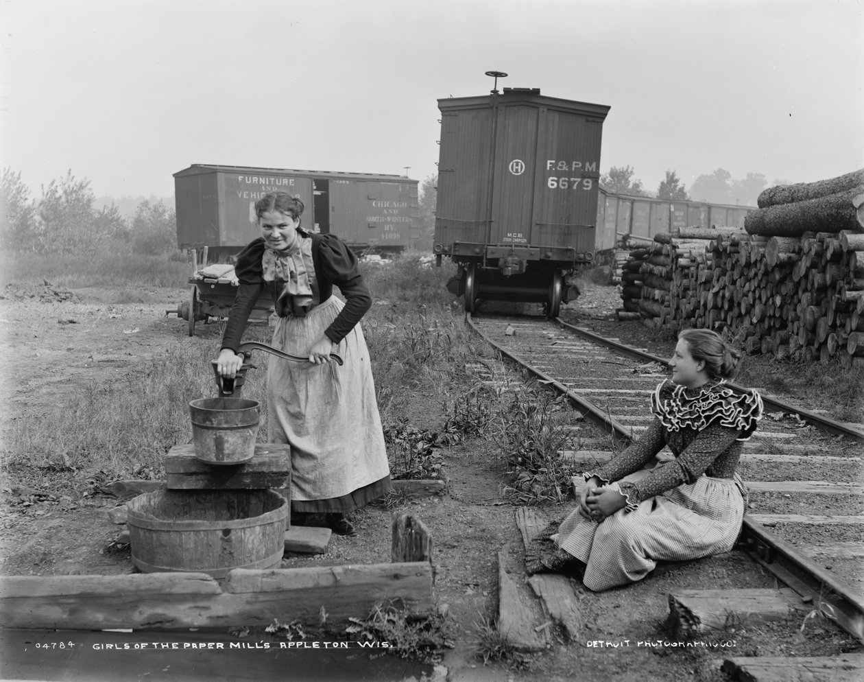 Piger fra papirfabrikkerne, Appleton, Wisconsin, ca. 1880-99 af Detroit Publishing Co.