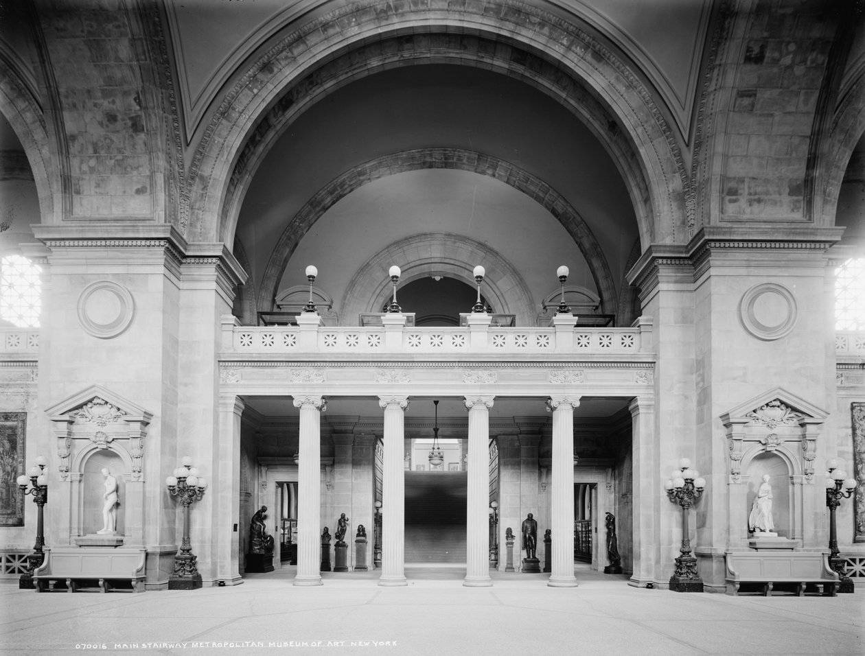 Hovedtrappe, Metropolitan Museum of Art, New York, ca. 1902-10 af Detroit Publishing Co.