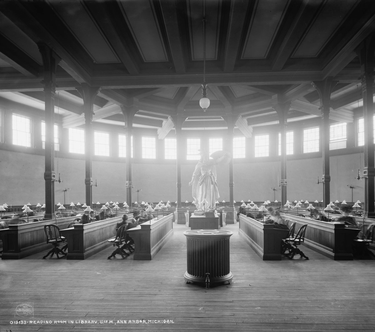 Læsesal i biblioteket, University of Michigan, Ann Arbor, Michigan, ca. 1901 af Detroit Publishing Co.