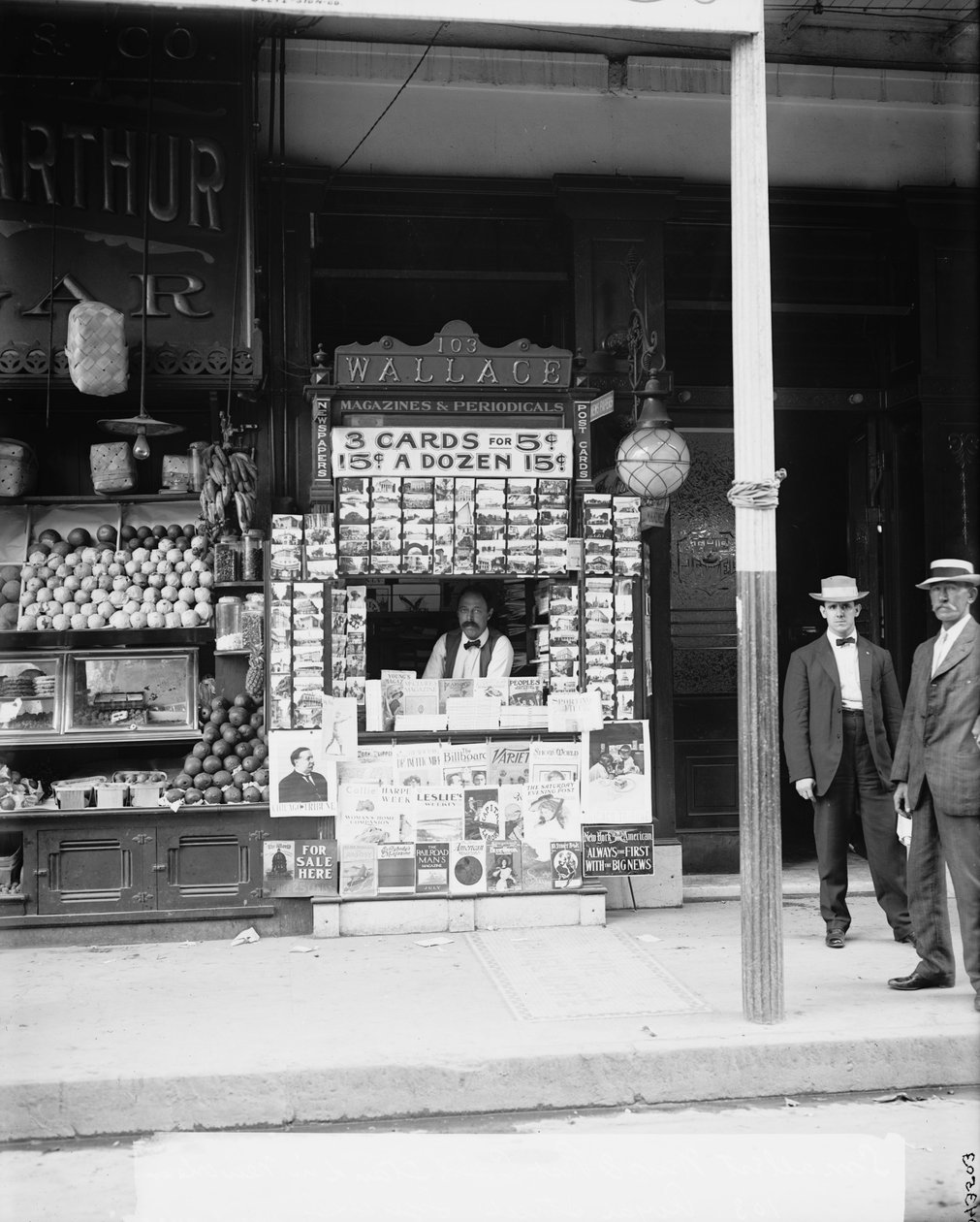 Mindste nyheds- og postkortstand i New Orleans, La., 103 Royal Street, ca. 1900-15 af Detroit Publishing Co.