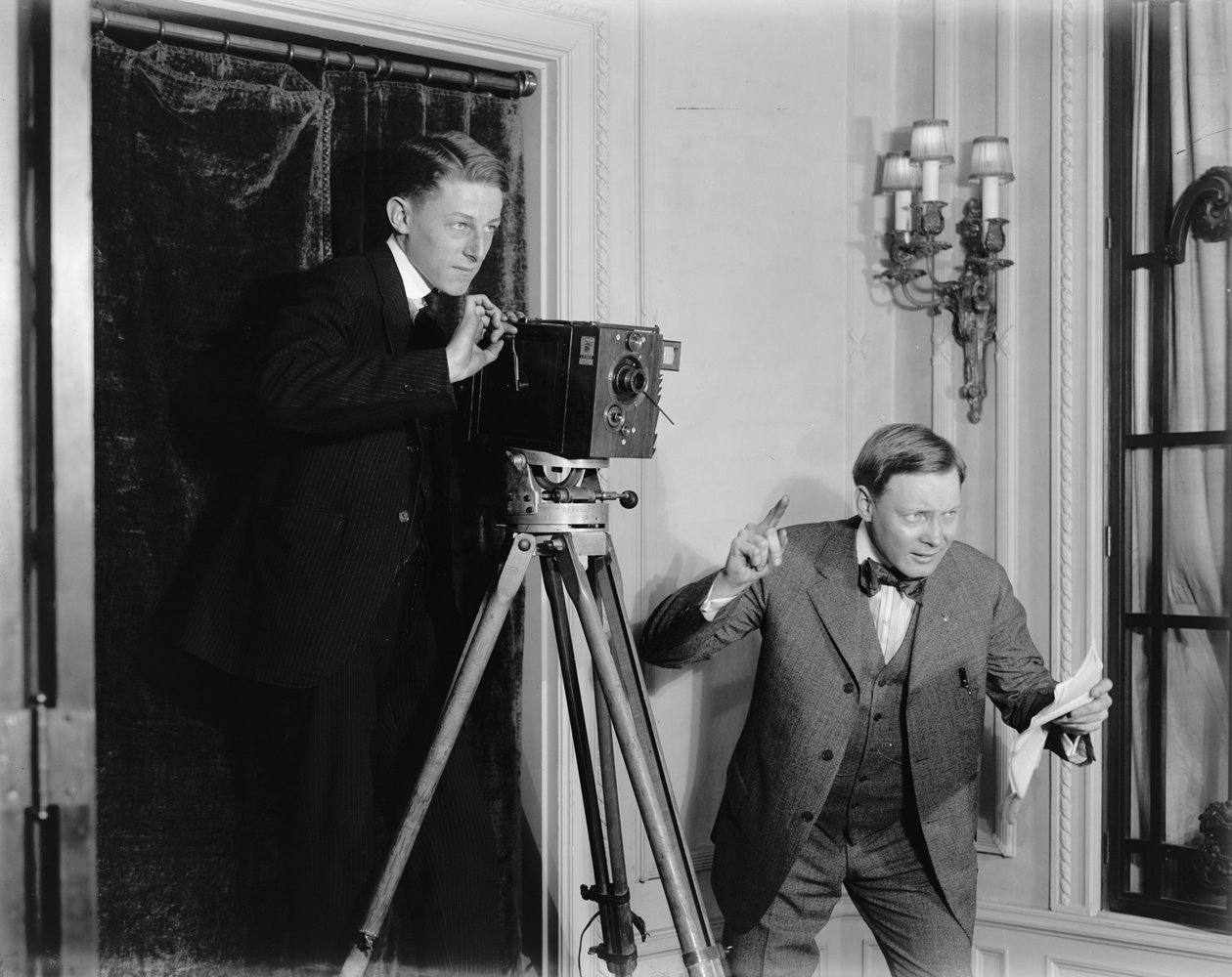 To mænd bruger et filmkamera indendørs, ca.1908-20 af Detroit Publishing Co.