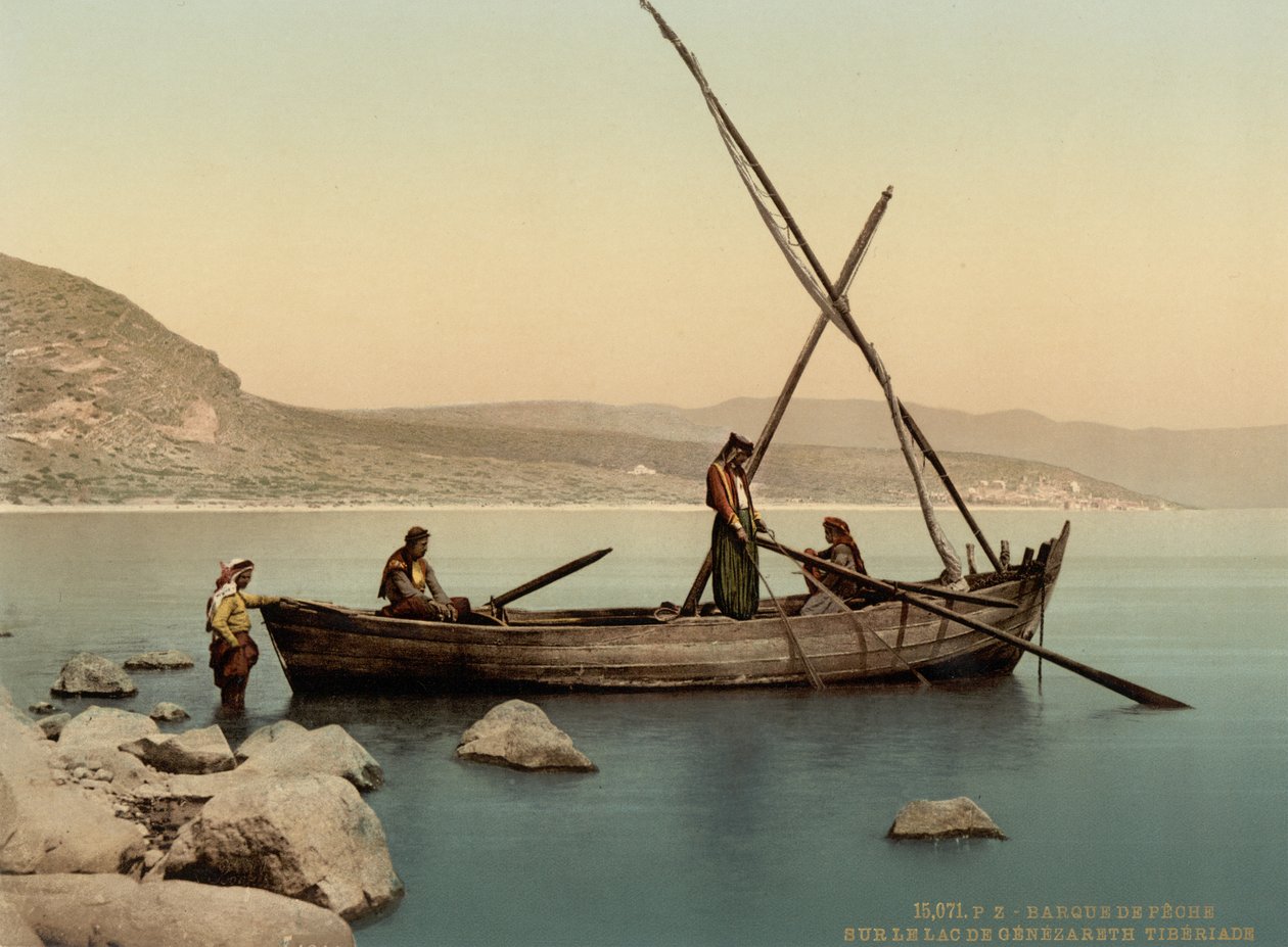 Fiskerbåd på søen, Tiberias, Det Hellige Land, ca. 1890-1900 (fotokromtryk) af Detroit Photographic Co.