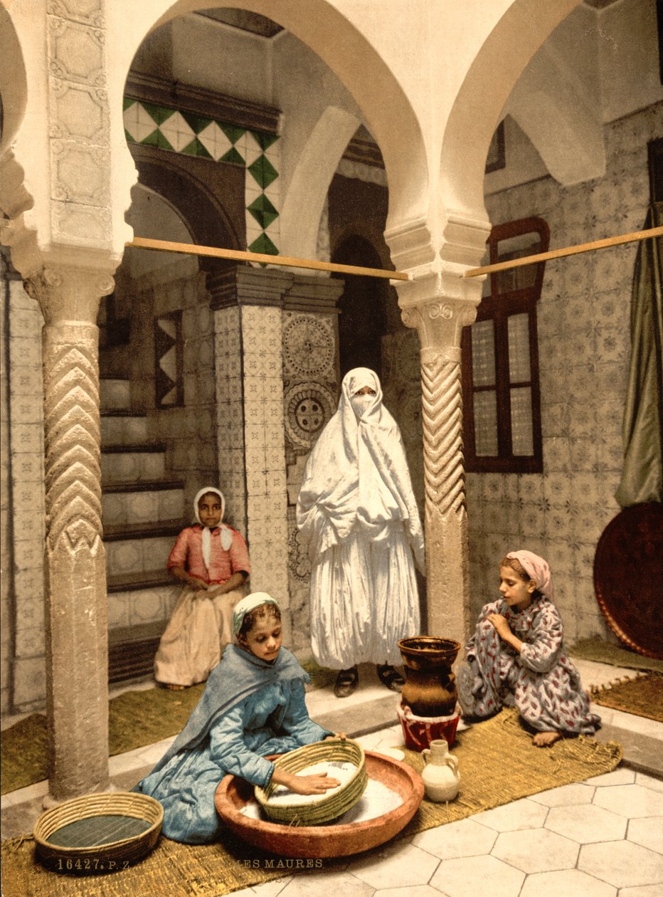 Mauriske kvinder forbereder couscous i en gårdhave, Algier, Algeriet, ca. 1899 (fotomekanisk tryk) af Detroit Photographic Co.