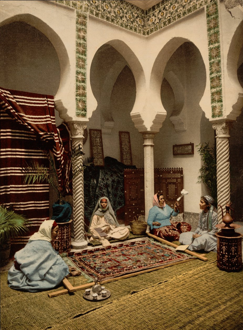 Mauriske kvinder laver arabiske tæpper, Algier, Algeriet, ca. 1899 (fotomekanisk tryk) af Detroit Photographic Co.