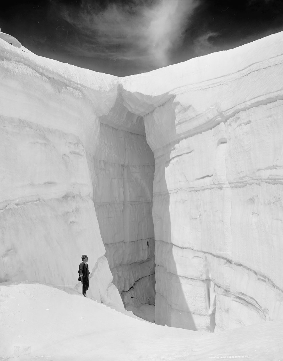 Asulkan Glacier fra isgrotten, Selkirk Mountains, British Columbia, ca. 1902 (s/h-foto) af Detroit Publishing Co.