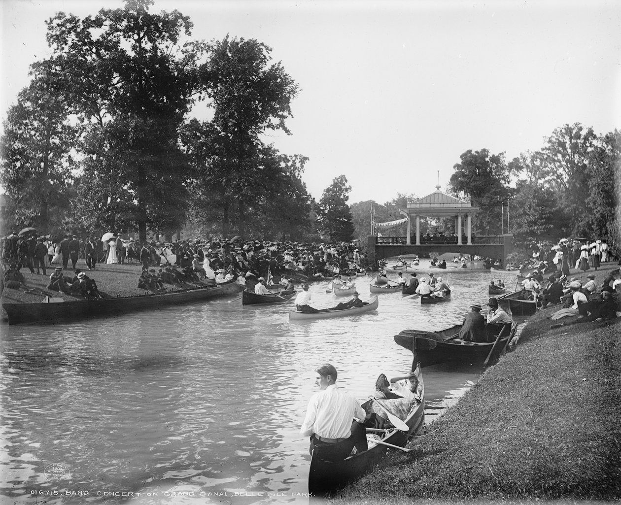 Bandkoncert på Grand Canal, Belle Isle Park, 1903-20 af Detroit Publishing Co.
