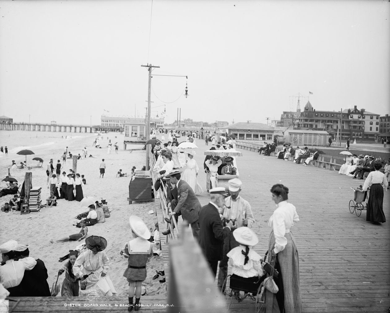 Boardwalk & strand, Asbury Park, ca. 1905 (s/h-billede) af Detroit Publishing Co.