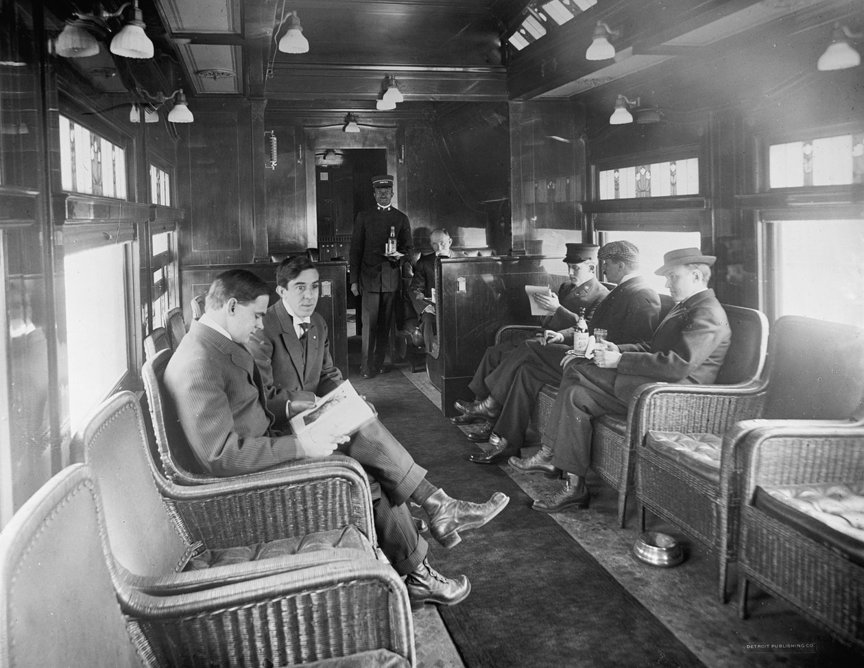 Gruppe af mænd, der rejser i Buffet Library Car på Deluxe Overland Limited Train, USA, ca. 1915 (s/h-billede) af Detroit Publishing Co.