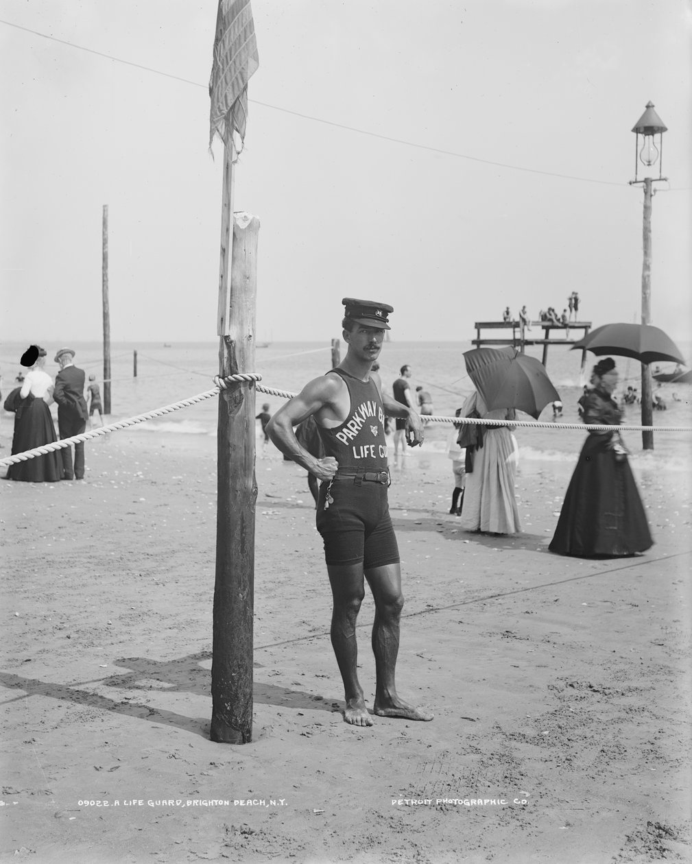 Livredder, Brighton Beach, Brooklyn, New York City, USA, ca. 1905 (s/h-billede) af Detroit Publishing Co.