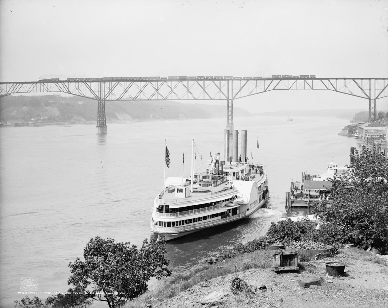 Passage over og under Poughkeepsie-broen, Poughkeepsie, N.Y., ca. 1906 af Detroit Publishing Co.