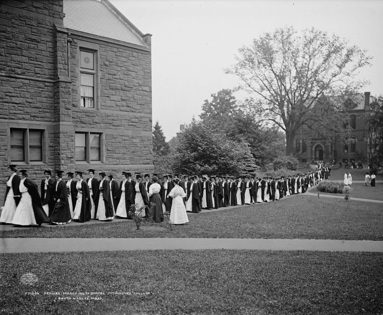 Seniorer marcherer til kapellet, Mt. Holyoke College, South Hadley, Massachusetts, ca. 1908 af Detroit Publishing Co.