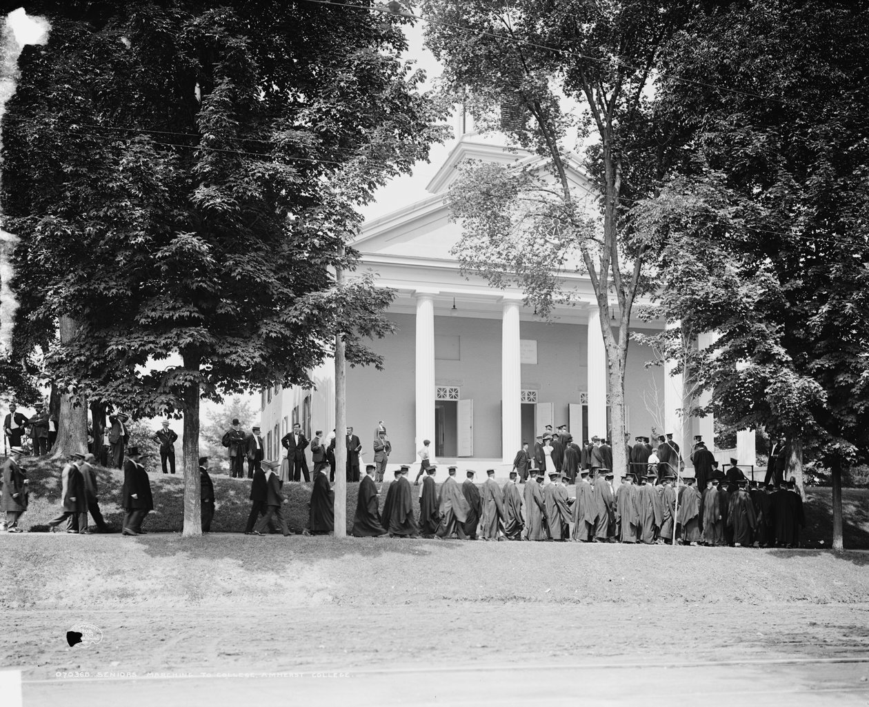 Seniorer, der marcherer til college, Amherst College, ca. 1908 (s/h-foto) af Detroit Publishing Co.