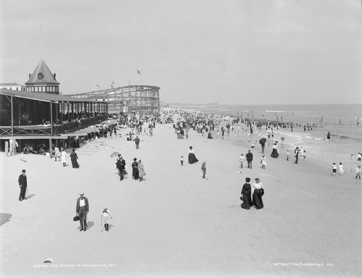 The Beach at Rockaway, New York, 1900-06 af Detroit Publishing Co.