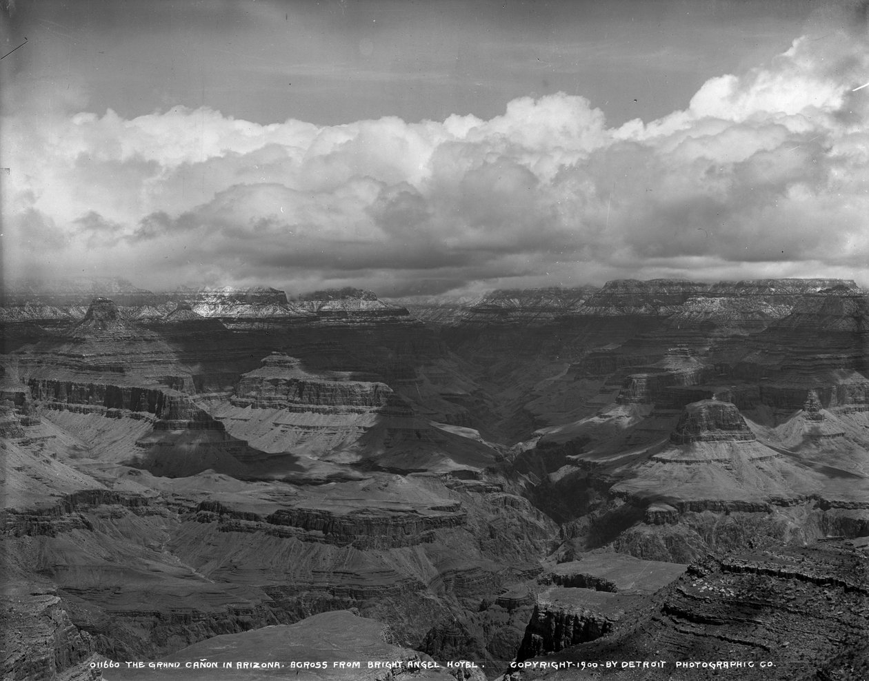 Grand Canyon i Arizona overfor Bright Angel Hotel, ca. 1900 af Detroit Publishing Co.