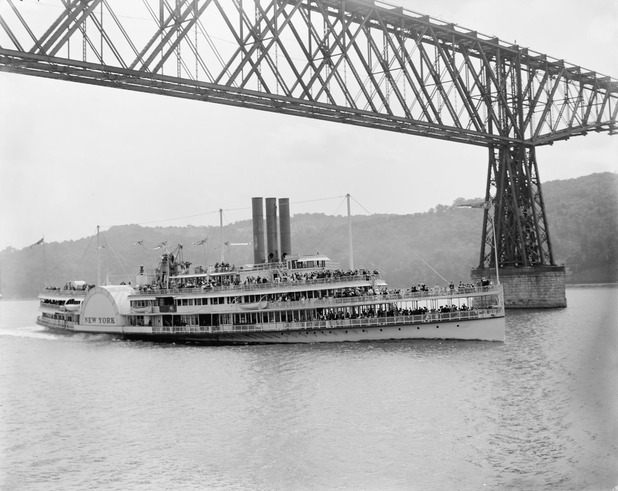 Under Poughkeepsie Bridge, New York, ca. 1906 (s/h-foto) af Detroit Publishing Co.