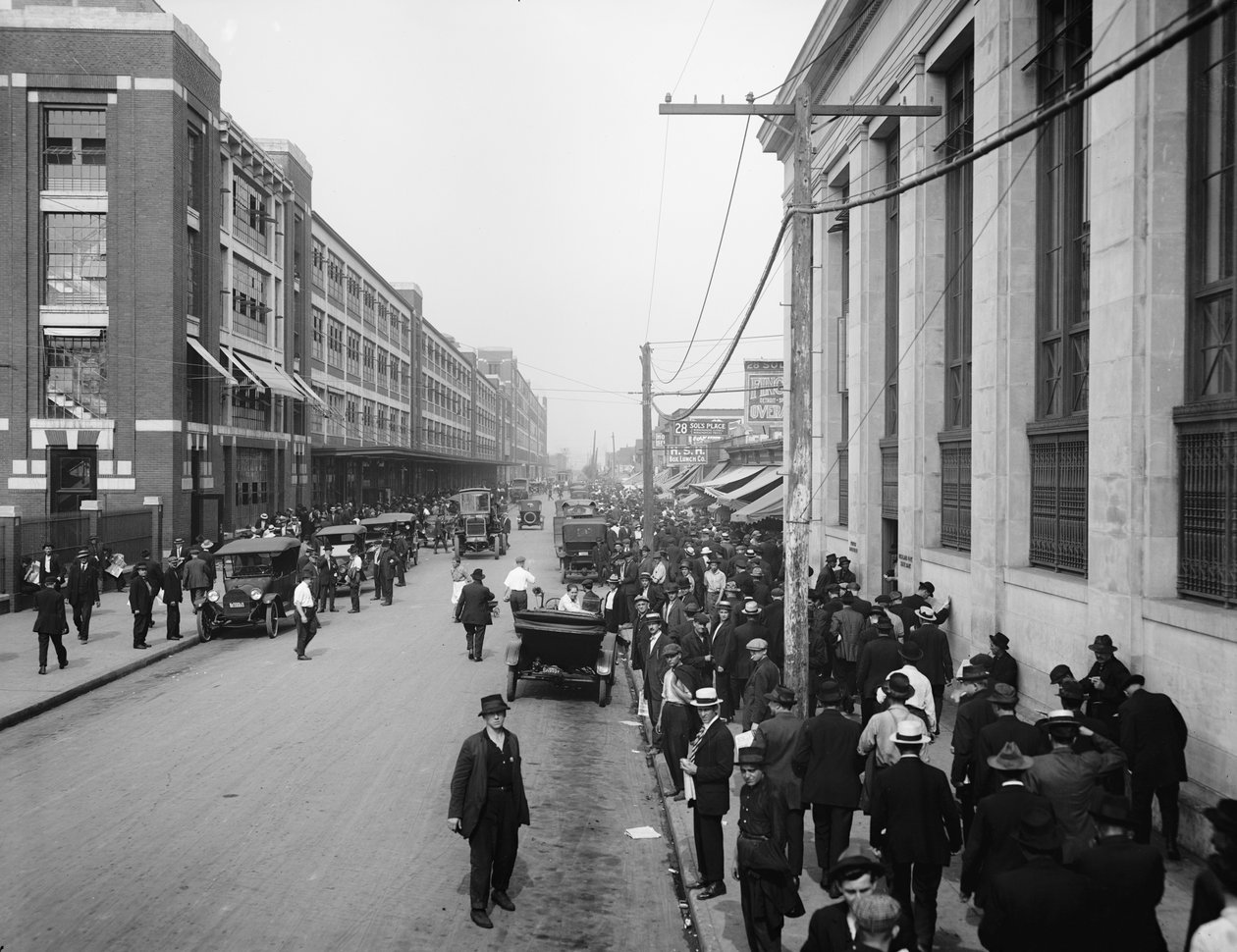 Workers Outside Ford Motor Company, Detroit, Michigan, USA, c.1910dani af Detroit Publishing Co.