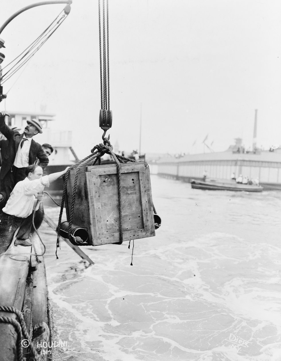 Kasse indeholdende Harry Houdini, bliver sænket ned i New York Bay, 1912 (bw foto) af Dietz