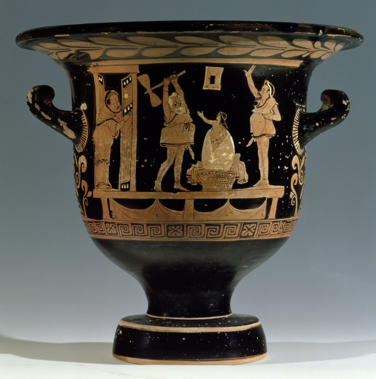 Klokkekrater med røde figurer dekoreret med en scene fra et skuespil, Apuliansk (keramik) (for detaljer se 85028) af Dijon Painter