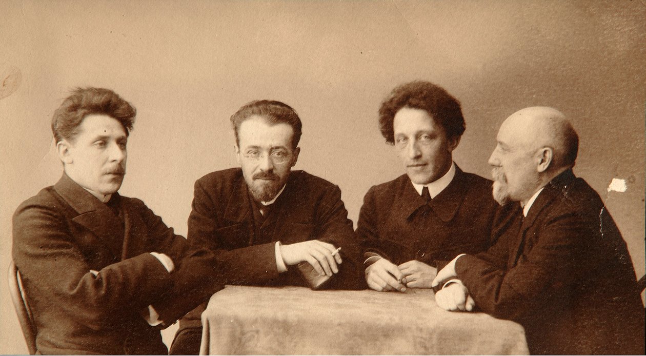 Gruppeportræt af digterne Alexander (Alexandre) Aleksandrovich Blok (1880-1921), Georgii (George) Chulkov (1879-1939), Konstantin Aleksandrovich Erberg (Siunnerberg, Syunnerberg, Sunnenberg) (1871-1942) og Fyodor Sologub, (Fiodor Sologub, Fyodor Kuzmit af Dmitri Spiridonovich Zdobnov