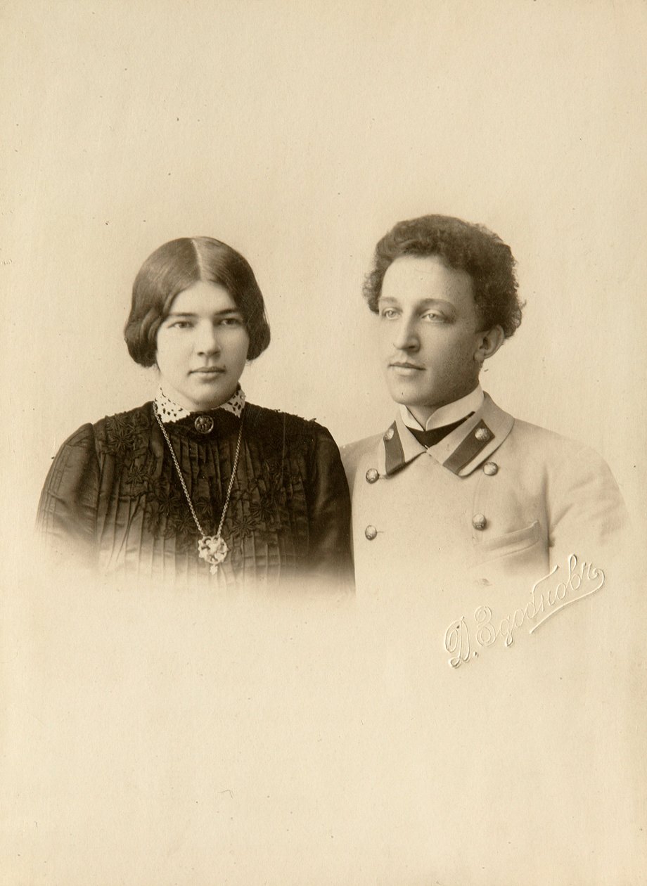 Portræt af digteren Alexander (Alexandre) Aleksandrovich Blok (1880-1921) med sin kone. Silver Gelatine Photography af Dmitri Spiridonovich Zdobnov (slutningen af det 19. århundrede) af Dmitri Spiridonovich Zdobnov
