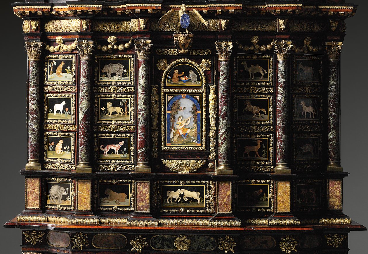 Louis XIV skab-på-stand (forgyldt bronze, pietra dura, skildpadde, ask, eboniseret og pakkeforgyldt) (se også 1766355-6) af Domenico and Gobelins workshop (attr. to) Cucci