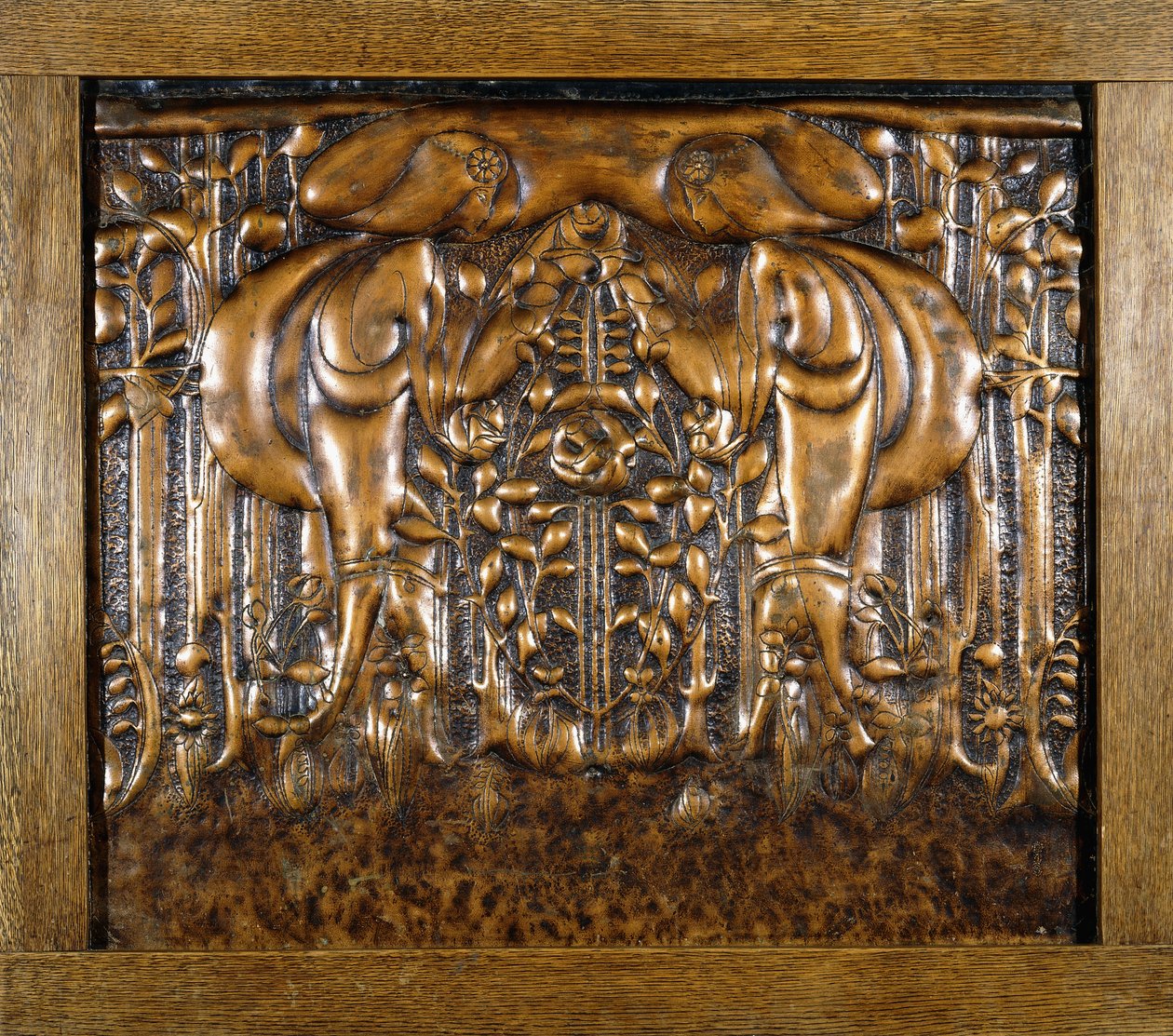 Et dekorativt blypanel støbt i højrelief, forestillende to modstående stiliserede piger af Donald McKay Stoddart