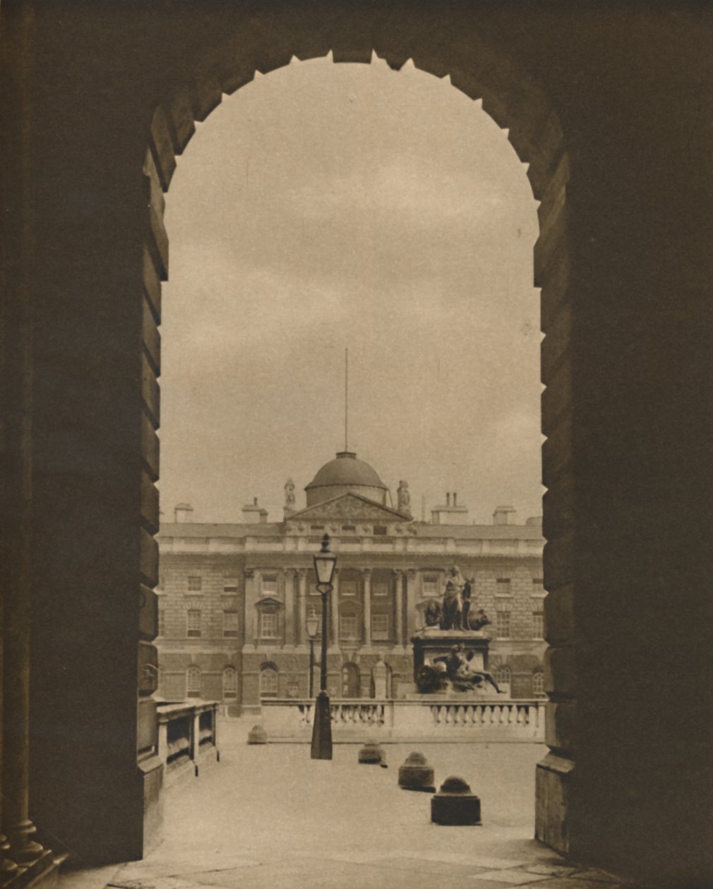 En forbipasserende udsigt over Somerset House fra The Strand, c1935. af Donald McLeish