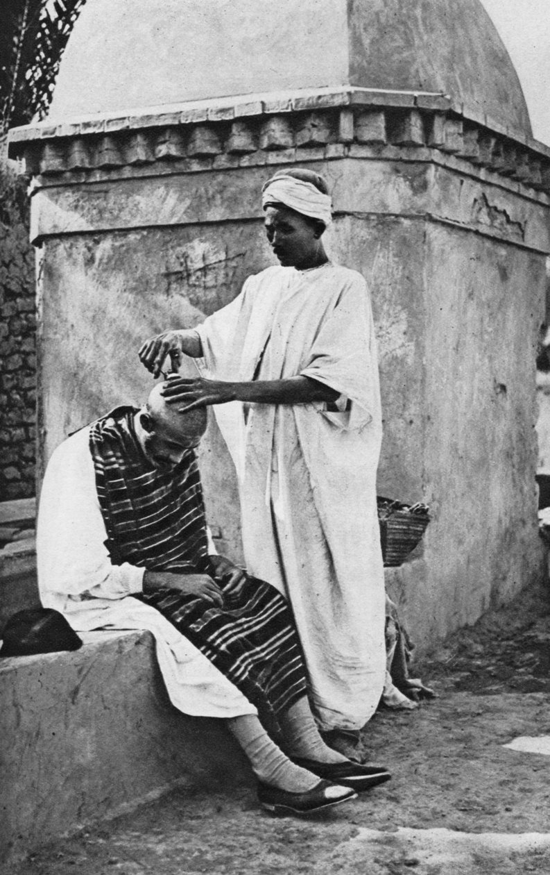 En gadebarber og hans klient, Algeriet, Afrika, 1922. af Donald McLeish