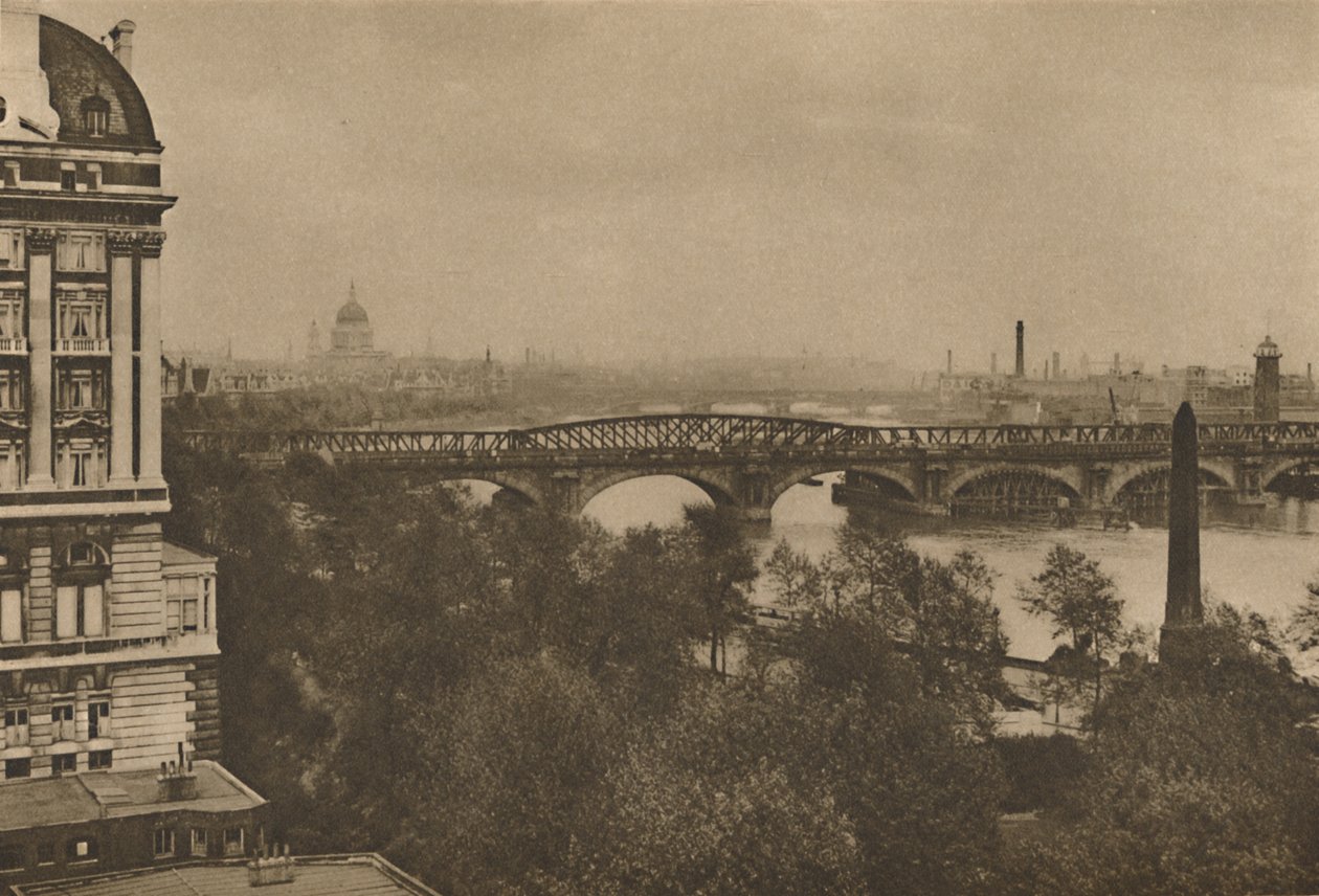 Adelphi Terrace har udsigt over floden mod øst fra Hotel Cecil til Tower Bridge, c1935. af Donald McLeish