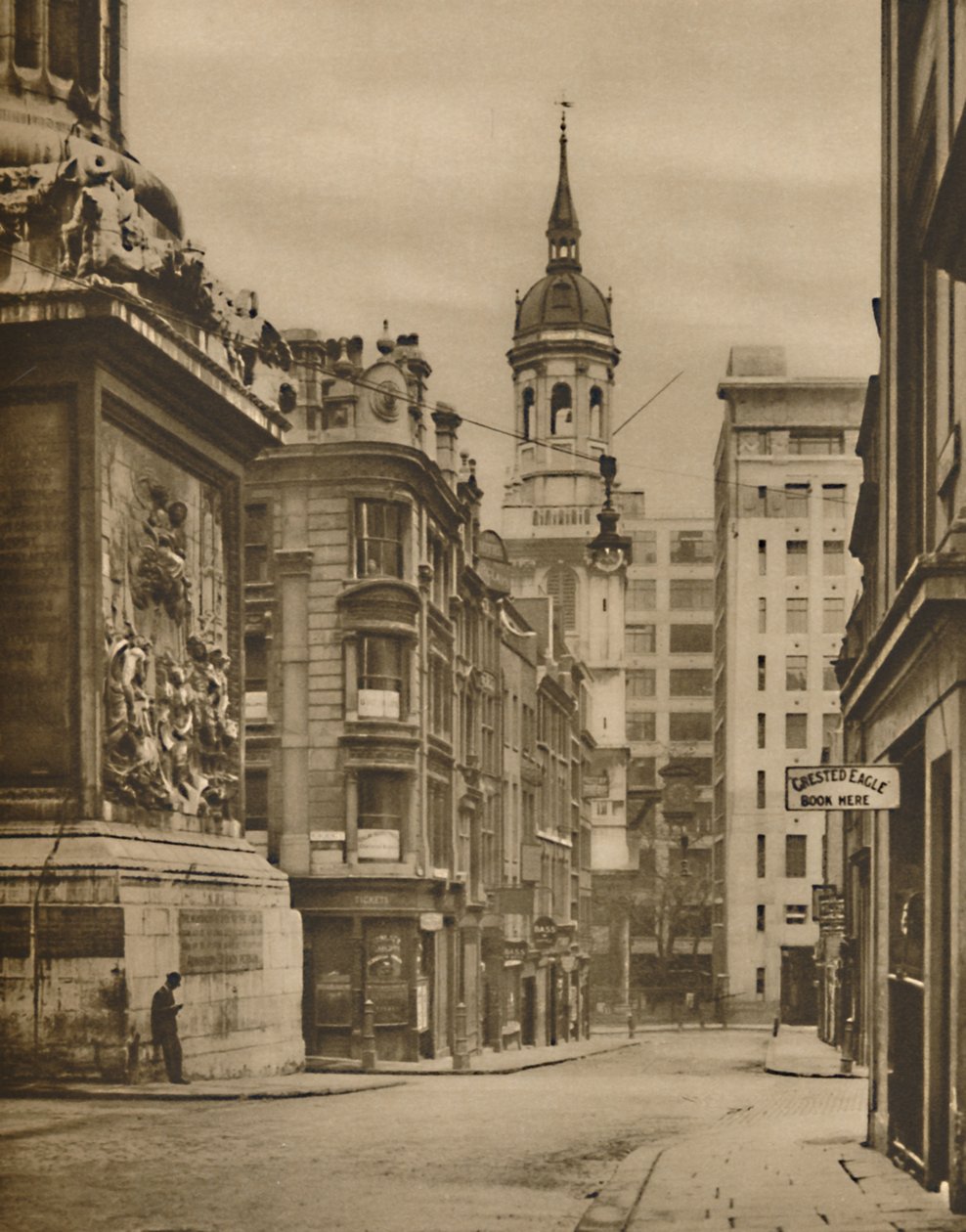 Ved bunden af monumentet Fish Street Hill, c1935. af Donald McLeish