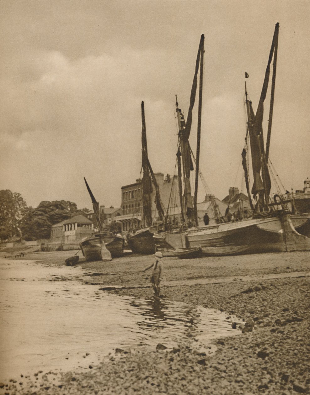 Pramme grundstødte ved Mortlake med tidevandet ved fuld ebbe, c1935. af Donald McLeish