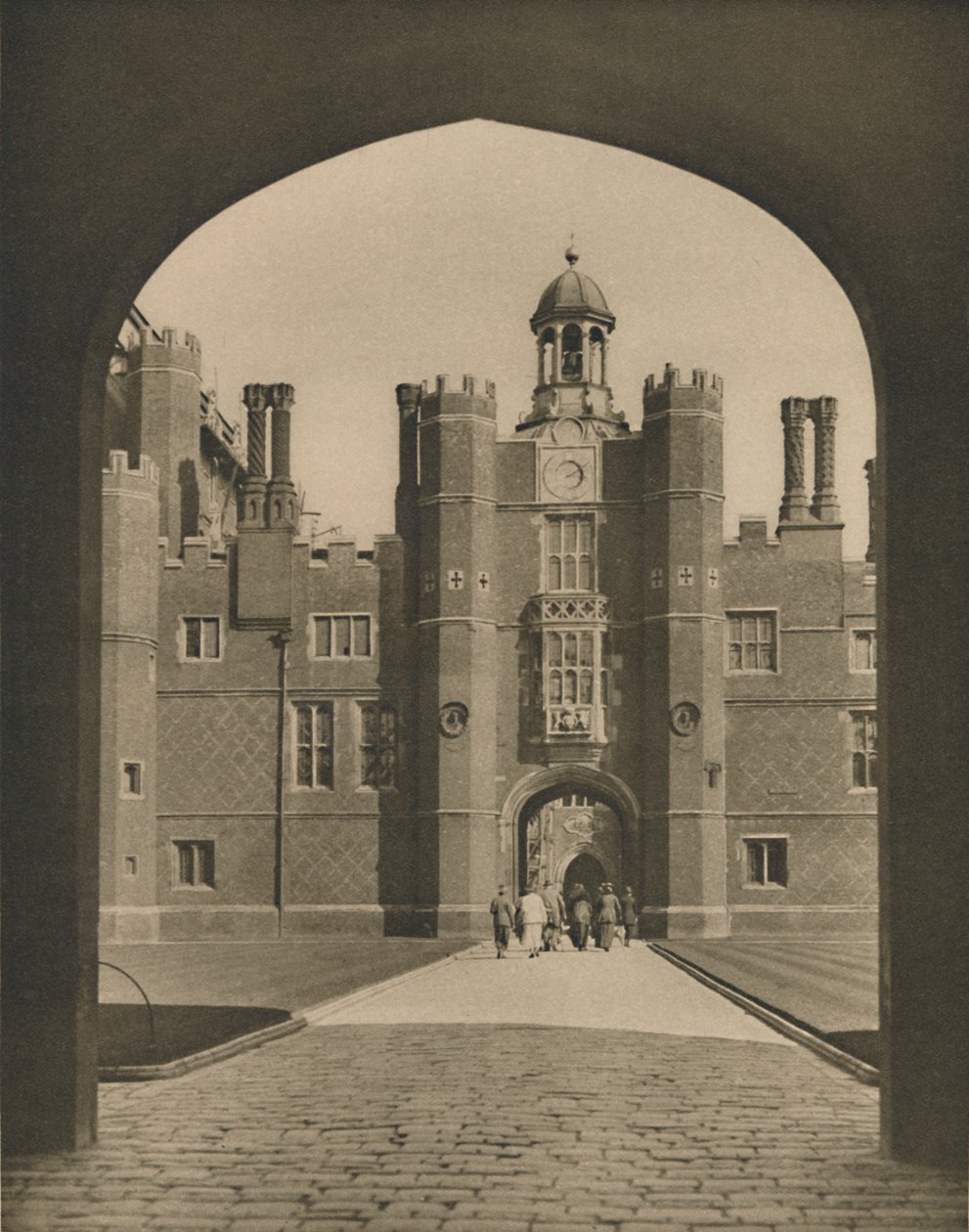 Base Court, den første firkant af Wolseys Palace, c1935. af Donald McLeish