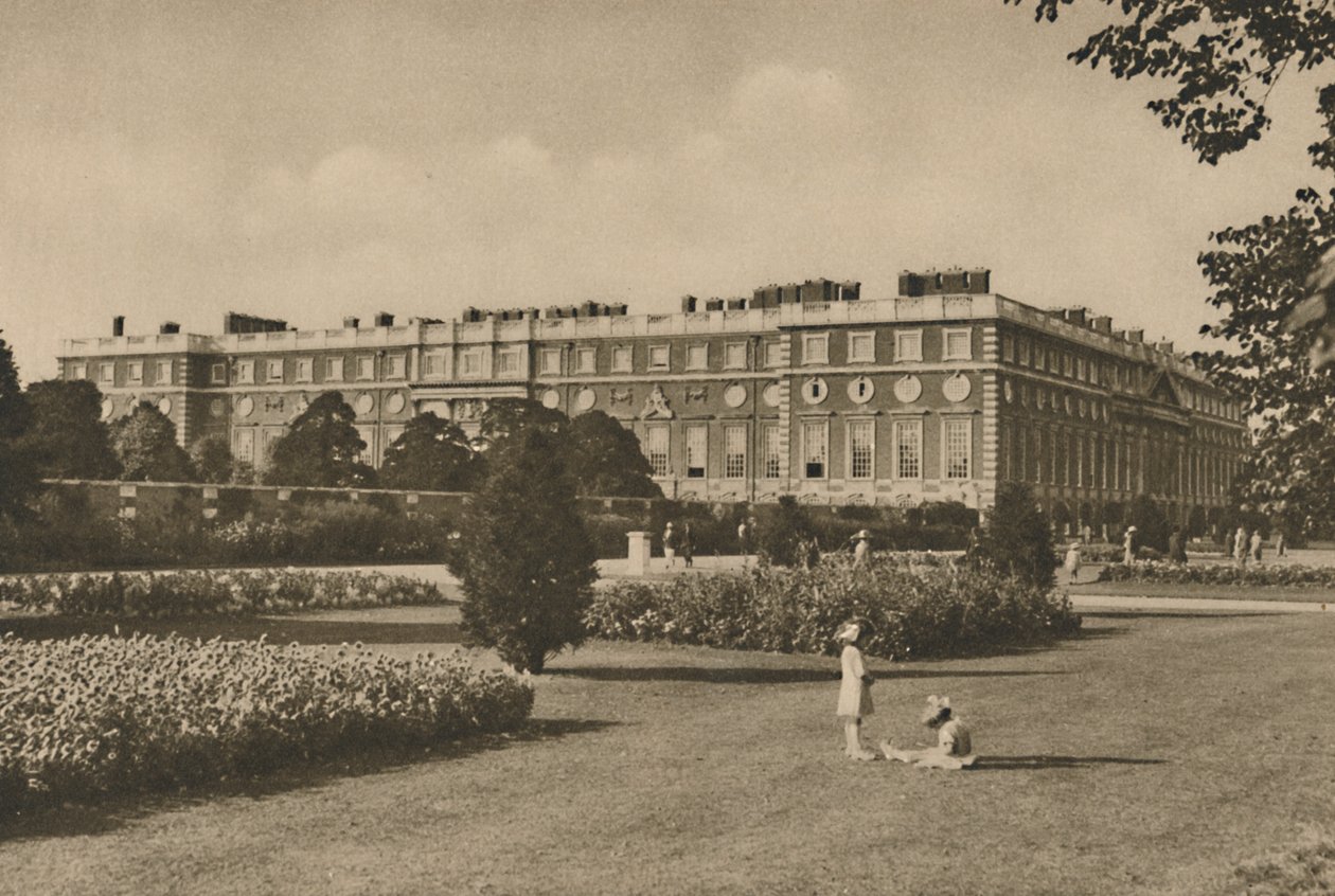 East Wing of Hampton Court tilføjet af Wren på stedet for Cardinals Work, c1935. af Donald McLeish