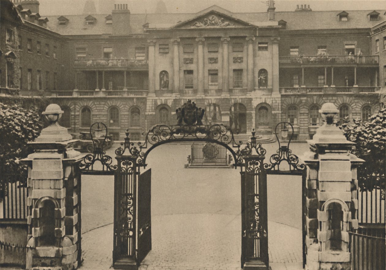 Indgang til Guys Hospital med Founders Statue i midten af gården, c1935. af Donald McLeish