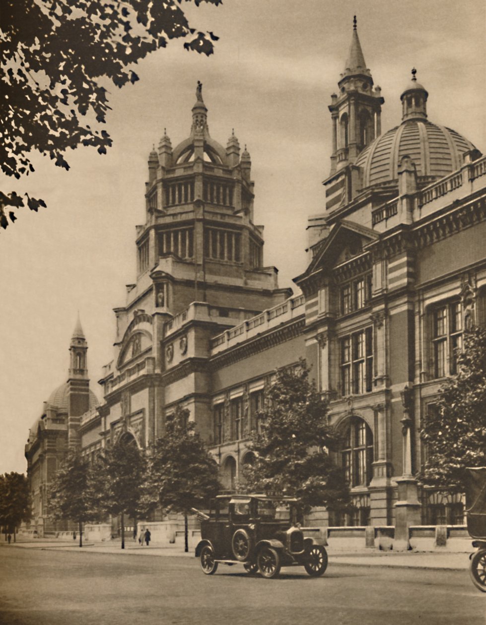 Facade af Victoria and Albert Museum i Cromwell Road, c1935. af Donald McLeish
