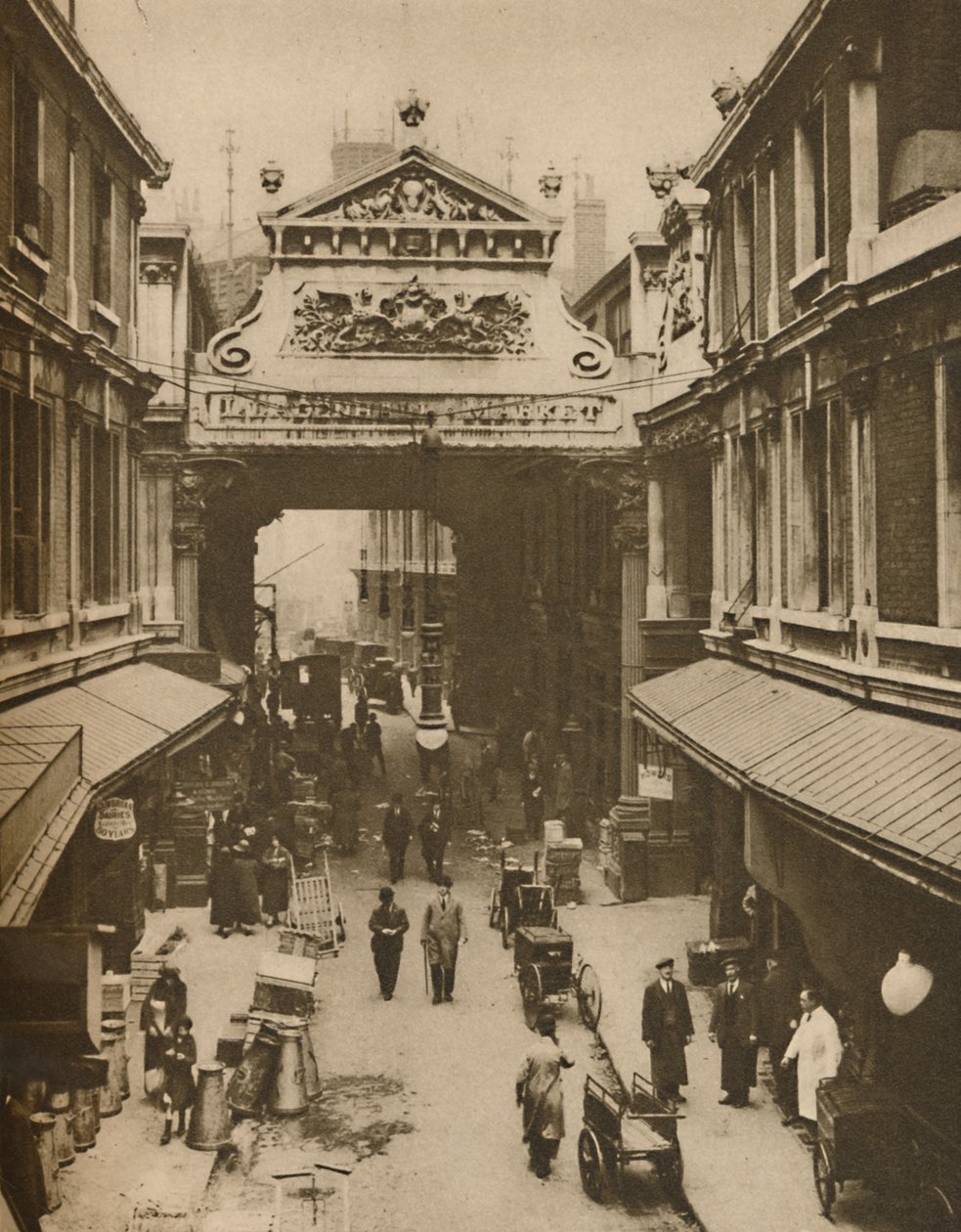 Gracechurch Street Indgang til Leadenhall Market - City Clearing House For Fjerkræ, c1935. af Donald McLeish