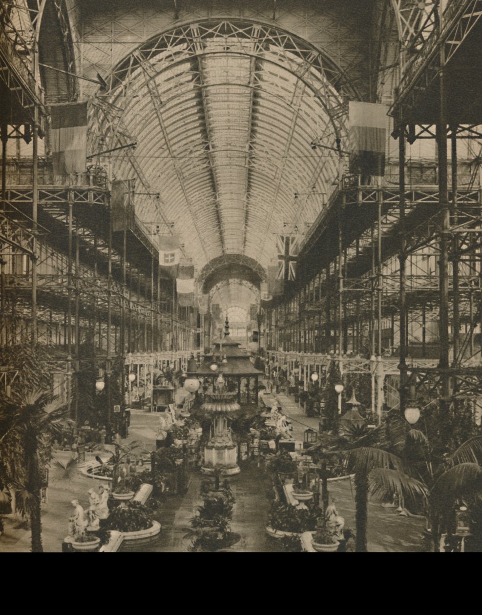 Store sal med dens klyngede bjælker og prydvand, c1935. af Donald McLeish