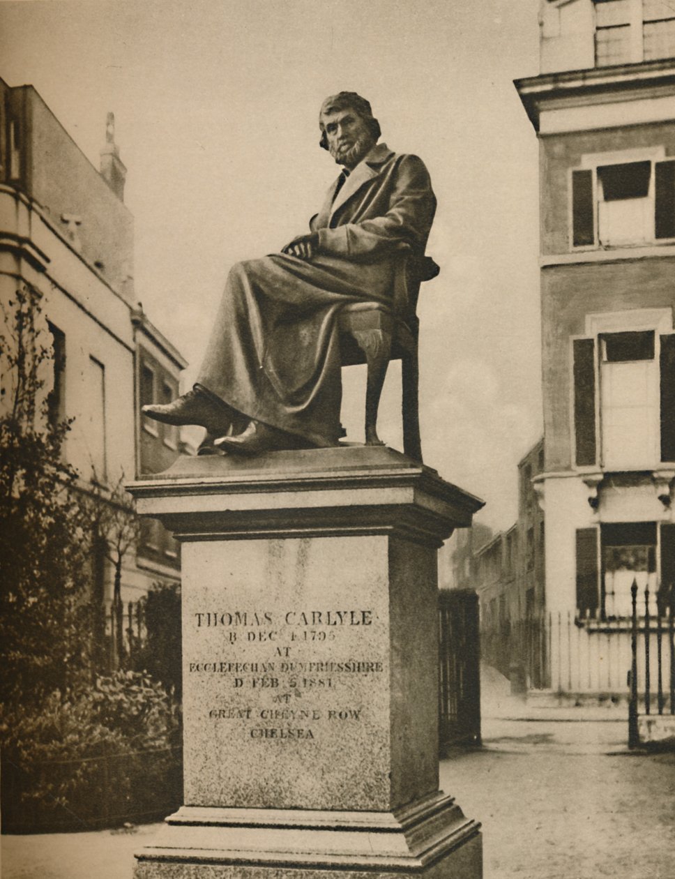 I Cheyne Walk Gardens overvejer Thomas Carlyle evigt over filosofi, c1935. af Donald McLeish
