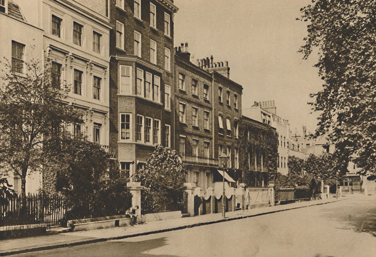 Kensington Square, som stadig bevarer freden i to århundreder, c1935. af Donald McLeish