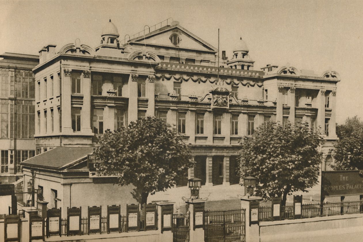 Uden for Peoples Palace i Mile End Road, c1935. af Donald McLeish