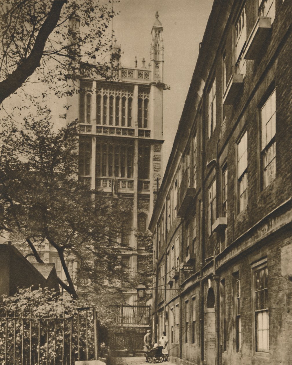 Pinnacled Tower of the Records Office fra Cliffords Inn, c1935. af Donald McLeish